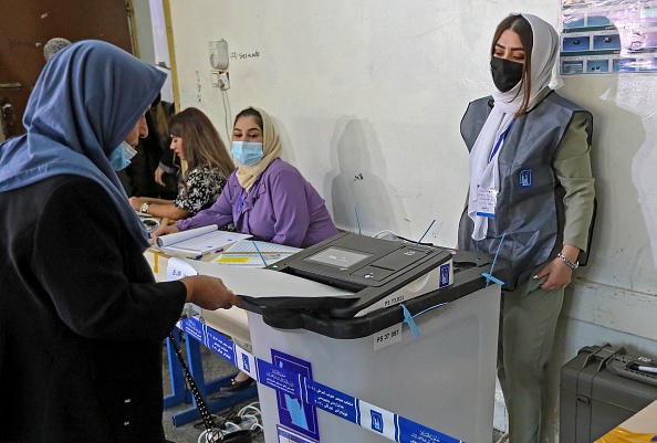 -Un Irakien déplacé participe au vote anticipé pour les élections législatives à Arbil, la capitale de la région autonome kurde du nord de l'Irak, le 8 octobre 2021. Photo de SAFIN HAMED / AFP via Getty Images.