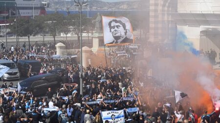 À Marseille, des milliers de supporters accompagnent le cercueil de Bernard Tapie
