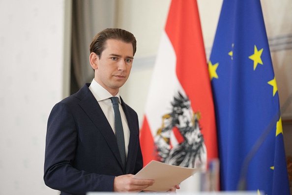 Le chancelier autrichien Sebastian Kurz arrive pour donner une déclaration  sur la crise gouvernementale à la Chancellerie fédérale à Vienne, en Autriche, le 9 octobre 2021. (Photo : GEORG HOCHMUTH/APA/AFP via Getty Images)