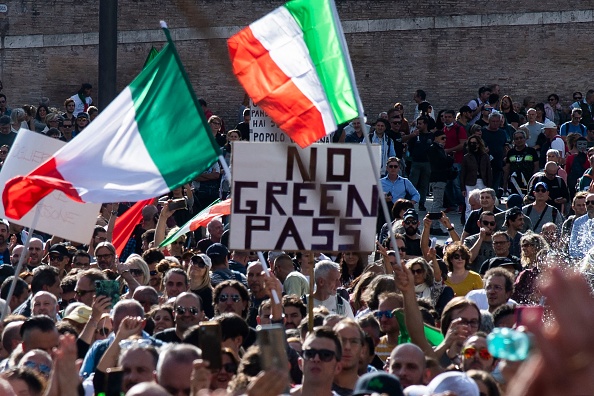 Manifestation contre le pass sanitaire obligatoire appelé "Green pass", à Rome, le 9 octobre 2021. (Photo : TIZIANA FABI/AFP via Getty Images)