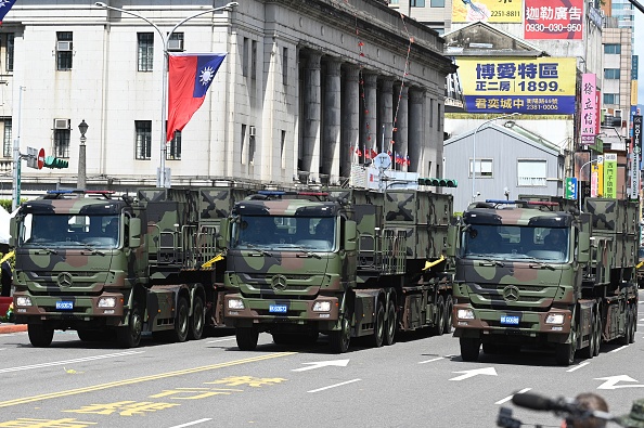 -Des véhicules militaires taïwanais participent à un défilé de la fête nationale devant le palais présidentiel à Taipei le 10 octobre 2021. Photo de Sam Yeh / AFP via Getty Images.