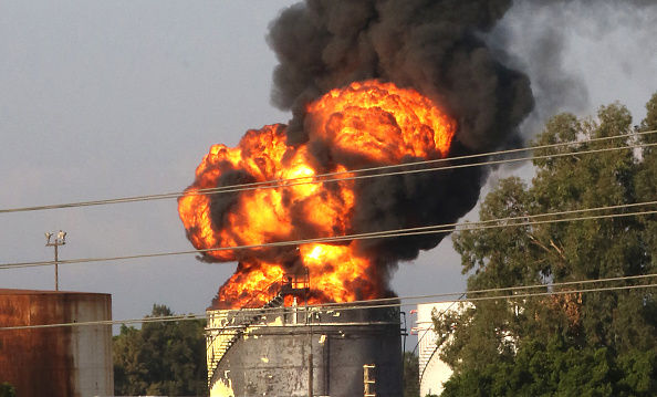 -Un énorme incendie dans l'un des réservoirs de l'installation pétrolière de Zahrani dans le sud du Liban le 11 octobre 2021. Photo Mahmoud ZAYYAT / AFP via Getty Images.