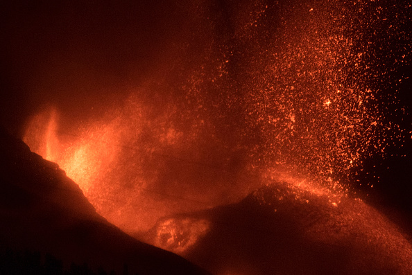 - Le volcan Cumbre Vieja, la nuit depuis El Paso, crache de la lave, des cendres et de la fumée, sur l'île canarienne de La Palma le 11 octobre 2021. Photo de JORGE GUERRERO / AFP via Getty Images.