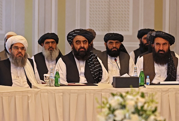 -Les membres de la délégation talibane rencontrent des diplomates étrangers à Doha, la capitale du Qatar, le 12 octobre 2021. Photo de KARIM JAAFAR/AFP via Getty Images.