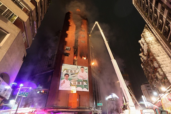 -La fumée d'un incendie nocturne s'échappe d'un immeuble de la ville de Kaohsiung, dans le sud de Taïwan, le 14 octobre 2021, tuant au moins 46 personnes et en blessant des dizaines d'autres. Photo de Johnson Liu / AFP via Getty Images.