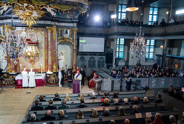 -À Kongsberg, en Norvège, le 17 octobre 2021, un aperçu de l'église de Kongsberg lors d'un service de deuil pour les 5 personnes tuées le 13 octobre. Photo de Terje Pedersen / NTB / AFP via Getty Images.