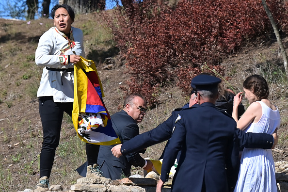 Des agents de sécurité arrêtent des manifestants déployant une banderole et un drapeau tibétain, lors de la cérémonie d'allumage de la flamme pour les JO de Pékin 2022 sur le site antique grec d'Olympie.
(Photo ARIS MESSINIS/AFP via Getty Images)