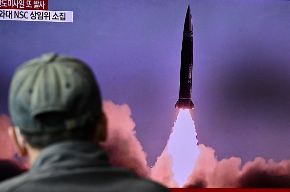 -Un reportage télévisé montrant une émission d'information avec des images d'archives d'un essai de missile nord-coréen, dans une gare de Séoul le 19 octobre 2021. Photo d'Anthony WALLACE / AFP via Getty Images.