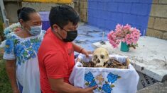 Au Mexique, toiletter les os des morts pour la Toussaint