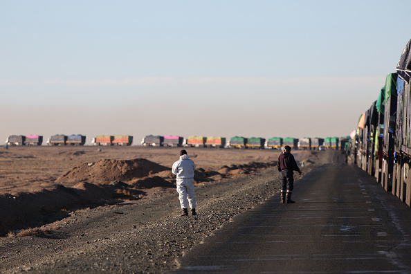 Des camions chargés de charbon attendant près du port de Gants Mod à la frontière chinoise dans la province d'Umnugovi, en Mongolie. Photo par Uugansukh Byamba / AFP via Getty Images.