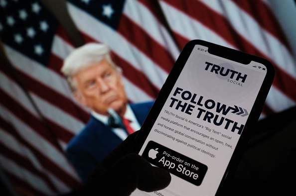 L'ancien Président américain Donald Trump a annoncé le 20 octobre le lancement de sa propre plateforme de réseau social appelée "TRUTH Social". (Photo : CHRIS DELMAS/AFP via Getty Images)