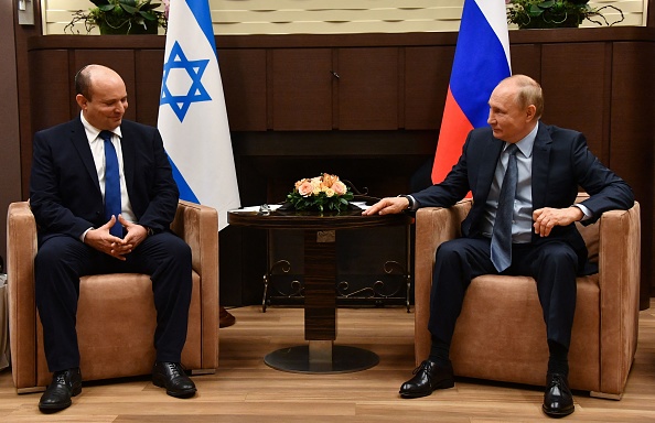 -Le président russe Vladimir Poutine s'entretient avec le Premier ministre israélien Naftali Bennett lors de leur rencontre, à Sotchi, le 22 octobre 2021. Photo de Yevgeny BIYATOV / Spoutnik / AFP via Getty Images.