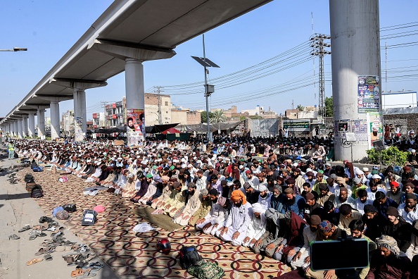 -Une marche de protestation vers la capitale Islamabad depuis Lahore le 22 octobre 2021, en exigeant la libération de leur chef Hafiz Saad Hussain Rizvi. Photo par Arif ALI / AFP via Getty Images.