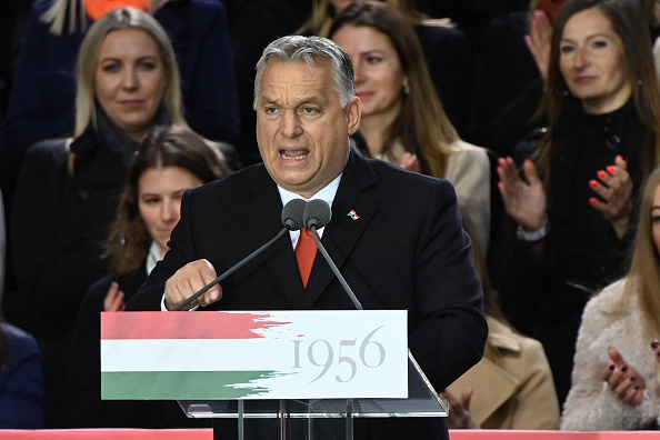 Le Premier ministre hongrois Viktor Orban prononce un discours lors d'un événement à Budapest le 23 octobre, pour commémorer le 65e anniversaire du soulèvement hongrois contre l'occupation soviétique à Budapest le 23 octobre 2021. (Photo : ATTILA KISBENEDEK/AFP via Getty Images)