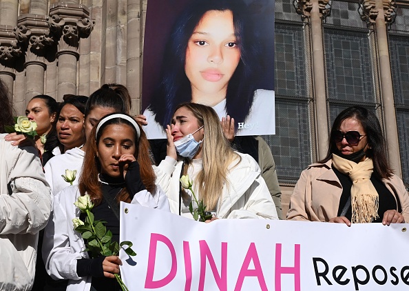 Marche blanche à Mulhouse, le 24 octobre 2021, en mémoire de Dinah, 14 ans, qui s'est suicidée après avoir été harcelée par plusieurs adolescents à son école. (Photo : FREDERICK FLORIN/AFP via Getty Images)