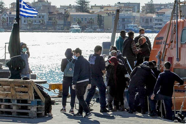 Des migrants débarquent d'un navire des garde-côtes après une opération sur l'île grecque de Chios, le 26 octobre 2021. 
 (Photo :  DIMITRIS VOUCHOURIS/Eurokinissi/AFP via Getty Images)