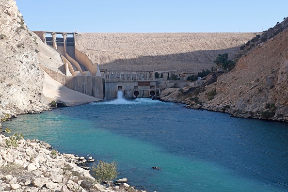 -Le barrage de Darbandikhan, le niveau d'eau a baissé de 7,5 mètres en un an, dans le nord-est de l'Irak. La rivière Sirwan prend sa source en Iran. Photo de Shwan MOHAMMED / AFP via Getty Images.