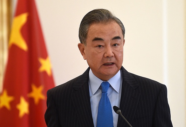 -Le conseiller d'Etat et ministre chinois des Affaires étrangères Wang Yi. Photo par ANGELOS TZORTZINIS / AFP via Getty Images.
