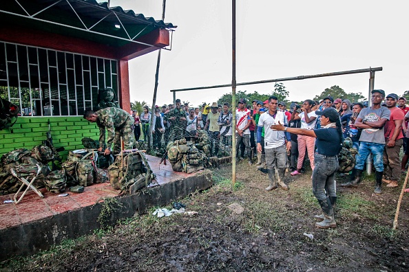 -Des paysans parlent avec les soldats colombiens après leur libération dans la municipalité de Tibu, dans le département de Norte de Santander, en Colombie, à la frontière avec le Venezuela, le 28 octobre 2021. Photo de SCHNEYDER MENDOZA / AFP via Getty Images.