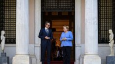 Angela Merkel en Grèce: un chapitre houleux de l’histoire gréco-allemande se referme