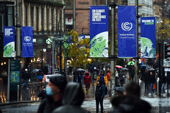 Des bannières de la COP26 sont accrochées aux lampadaires à Glasgow le 29 octobre 2021 avant le début du sommet sur le climat. Photo d'Andy Buchanan / AFP via Getty Images.