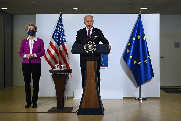 -Le président américain Joe Biden s'adresse aux médias avec la présidente de la Commission européenne Ursula von der Leyen lors du sommet du G20 des dirigeants mondiaux le 31 octobre 2021 à Rome. Photo de Brendan SMIALOWSKI / AFP via Getty Images.