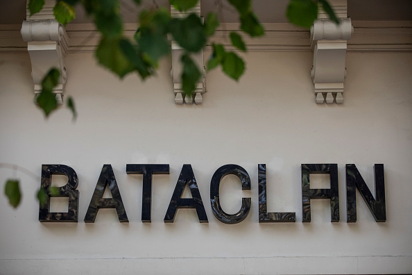 Une photo en gros plan montre le panneau du théâtre du Bataclan le 8 septembre 2021 à Paris, France.   (Siegfried Modola/Getty Images)