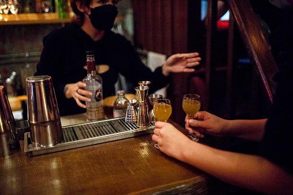 Des serveuses servent des boissons de Kratom le 17 octobre 2021 à Bangkok, en Thaïlande. Photo de Lauren DeCicca/Getty Images.