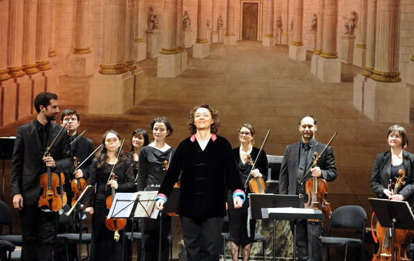 -La contralto française Nathalie Stutzmann entourée de son groupe "Orfeo 55" accueille le public, le 15 janvier 2013, à l'Opéra de Bordeaux. Photo JEAN-PIERRE MULLER/AFP via Getty Images.