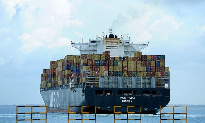 Un cargo chargé de conteneurs est prêt à partir du terminal international de conteneurs de Colombo (CICT), détenu à majorité par la Chine, à Colombo, Shi Lanka, le 10 septembre 2014. (Lakruwan Wanniarachchi/AFP via Getty Images)