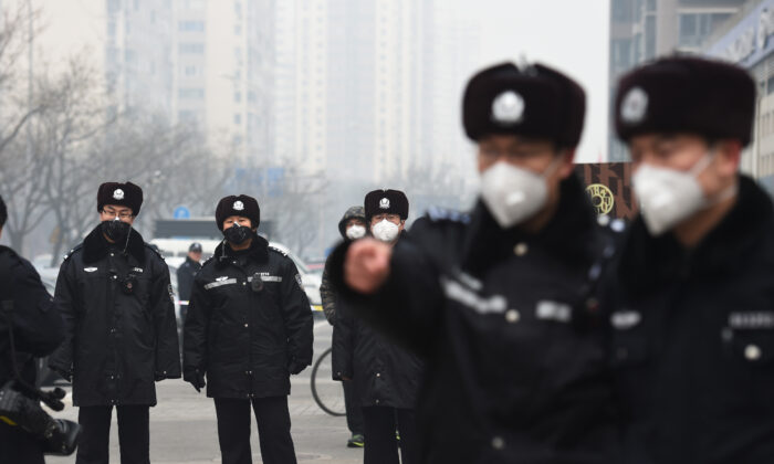 Des policiers montent la garde devant le tribunal populaire intermédiaire n°2 où l'avocat des droits de l'homme Pu Zhiqiang était condamné, à Pékin, le 22 décembre 2015. (Greg Baker/AFP via Getty Images)