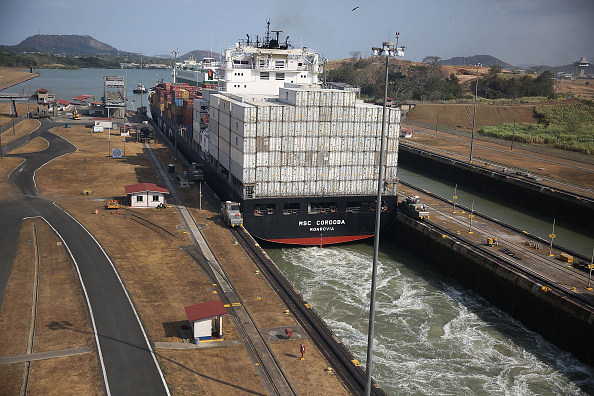 Un cargo traverse les écluses de Miraflores sur le canal de Panama. Photo de Joe Raedle/Getty Images.