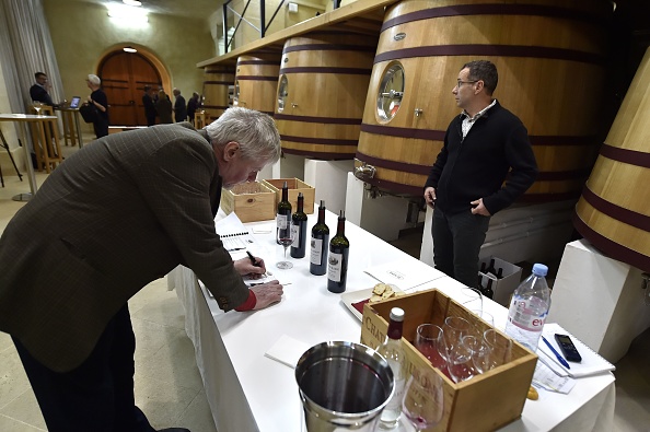 -Illustration- Le critique de vin danois Peter Winding prend des notes lors d'une dégustation de vins au Château Ausone à Saint-Emilion, dans le sud-ouest de la France, le 10 avril 2018 Photo GEORGES GOBET/AFP via Getty Images.