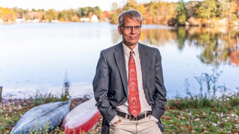Le Dr Martin Kulldorff, professeur de médecine à l'université de Harvard, pris en photo dans le Connecticut le 23 octobre 2021. (York Du/The Epoch Times)