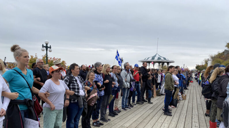 Des travailleurs de première ligne et des premiers répondants se rassemblent devant le Château Frontenac pour protester contre le mandat de vaccination du Québec, à Québec, le 15 octobre 2021. (Sonia Rouleau/The Epoch Times)