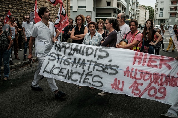Des soignants manifestent  à Lyon devant le siège de l'Agence régionale de Santé (ARS) Auvergne-Rhône-Alpes le 14 septembre 2021. Crédit :  JEFF PACHOUD/AFP via Getty Images.