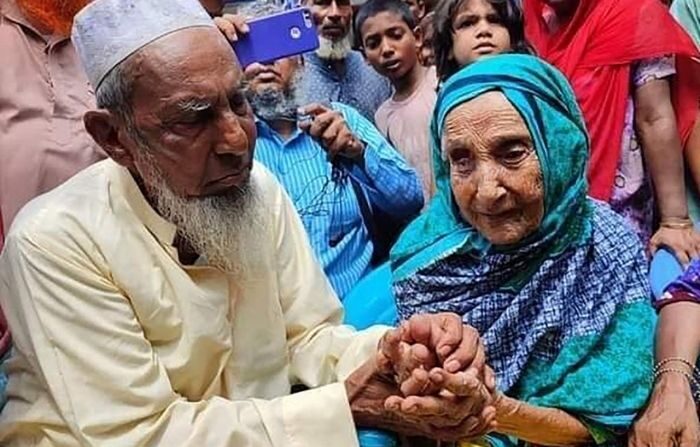 Cette photo prise le 25 septembre 2021 montre Abdul Kuddus Munsi (à droite) aux côtés de sa mère à Brahmanbaria, suite à leurs retrouvailles après 70 ans grâce à un post sur Facebook. (MOHAMMAD PINTU/AFP via Getty Images)