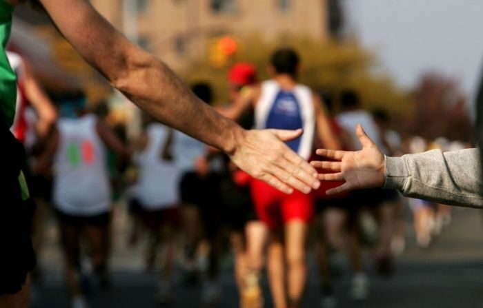 Un jeune supporter tend la main à un coureur lors du marathon de New York, le 6 novembre 2005 à New York. (Spencer Platt/Getty Images)