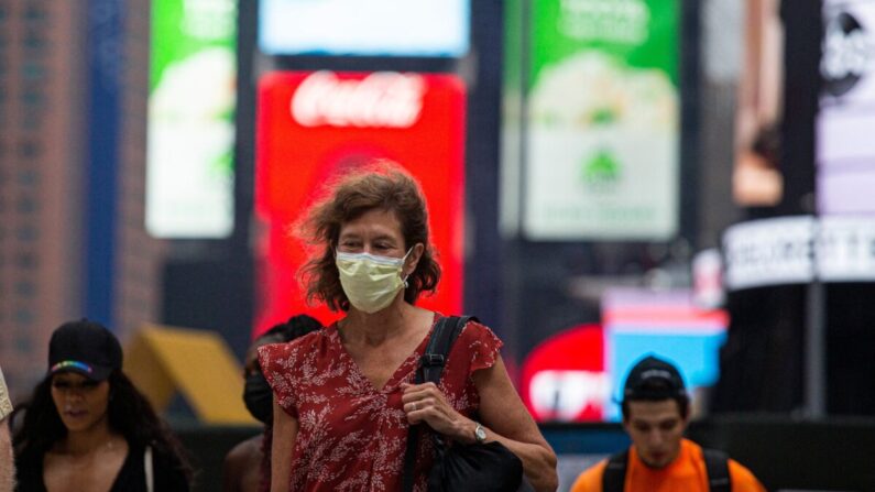 Une femme porte un masque facial dans le quartier de Midtown Manhattan à New York, le 29 juillet 2021. (Kena Betancur/AFP via Getty Images)