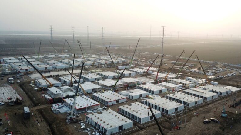 Des installations de quarantaine centralisées en cours de construction, où les personnes susceptibles d'avoir contracté le Covid-19 seront placées en quarantaine à Shijiazhuang, dans la province du Hebei (nord), depuis que la province a proclamé un "état d'urgence", le 16 janvier 2021. (STR/CNS/AFP via Getty Images)