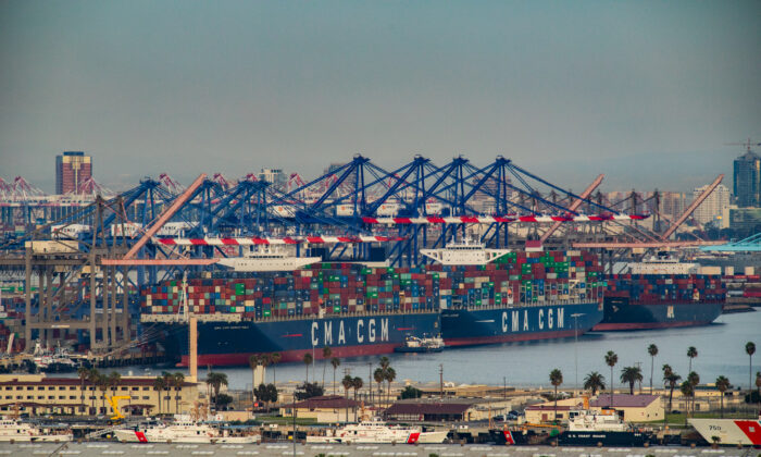 Des navires sont amarrés au port de Los Angeles, à Long Beach (Californie), le 12 janvier 2021. (John Fredricks/Epoch Times)
