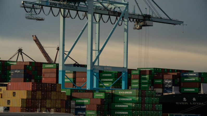 Des conteneurs sont chargés sur des camions dans le port de Los Angeles, à Long Beach (Californie), le 12 janvier 2021. (John Fredricks/The Epoch Times)