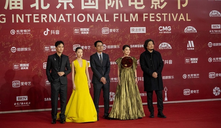 Les acteurs chinois Yuan Hong (à gauche), Zhou Dongyu (au centre gauche), Mei Ting (au centre droit), Chen Minghao (à droite) et le réalisateur Zhang Ji (au centre) foulent le tapis rouge du 11e Festival international du film de Pékin, le 20 septembre 2021 à Pékin, en Chine. (Photo Andrea Verdelli/Getty Images)