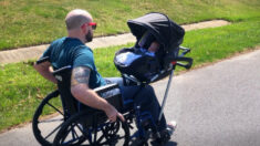 Des lycéens inventent un adaptateur pour bébé pour le fauteuil roulant d’un papa qui a perdu la capacité de marcher