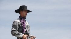 Tir mortel d’Alec Baldwin dans un western :  les appels à bannir les armes sur les tournages se multiplient