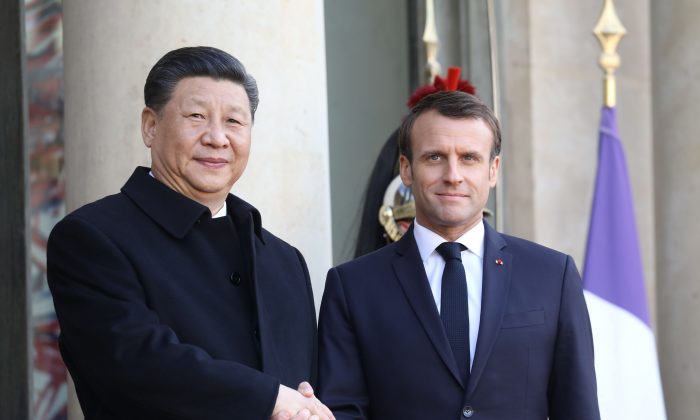 Le président français Emmanuel Macron ( à droite) accueille son homologue chinois Xi Jinping au palais de l'Élysée à Paris, le 25 mars 2019. Le dirigeant chinois Xi Jinping effectue une visite d'État de trois jours en France, où il devrait signer une série d'accords bilatéraux et économiques sur l'énergie, l'industrie alimentaire, les transports et d'autres secteurs. (Ludovic Marin/AFP/Getty Images)