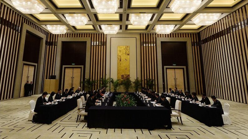 La Chine et Taïwan tiennent leur première réunion de gouvernement à gouvernement en 65 ans, palais des congrès de la Montagne pourpre, Nanjing, 11 février 2014 (MARK RALSTON/AFP via Getty Images)