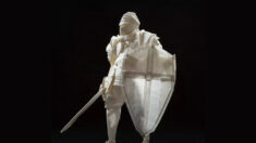 Un maitre de l’Origami crée un étonnant chevalier médiéval avec épée et bouclier à partir d’un simple morceau de papier