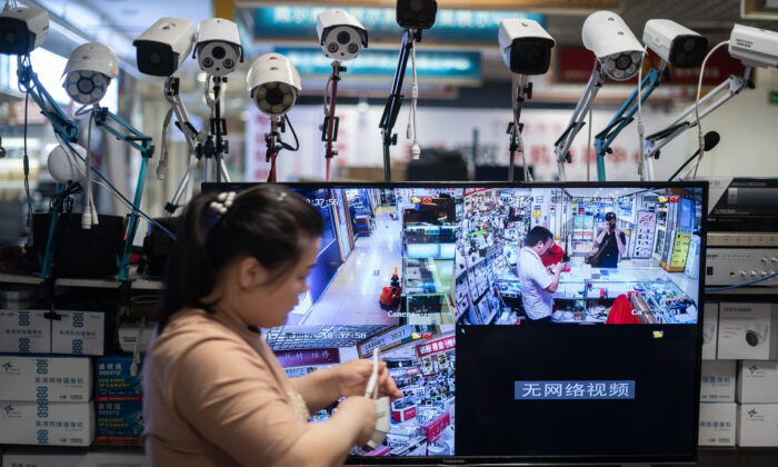 Photo de caméras Hikvision dans un centre commercial électronique à Pékin, le 24 mai 2019. (Fred Dufour/AFP via Getty Images)