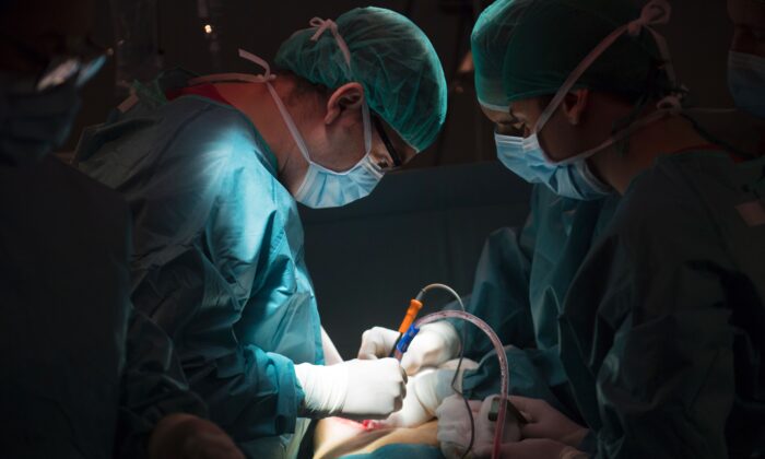 Des médecins réalisent une transplantation rénale, photo d'archive. (Pierre-Philippe Marcou/AFP via Getty Images)